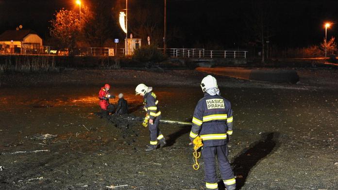 Chlapík si zkracoval cestu přes vypuštěný rybník. Uvízl po pás