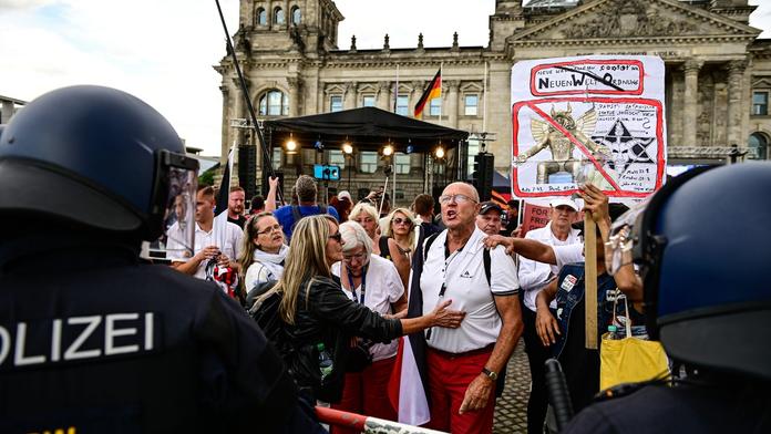 V Berlíně zatkli stovky demonstrantů. Protestuje se i v Kanadě a Británii