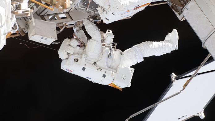 Začala údržba ISS. Žena zůstala uvnitř, oblek jí byl malý přes prsa