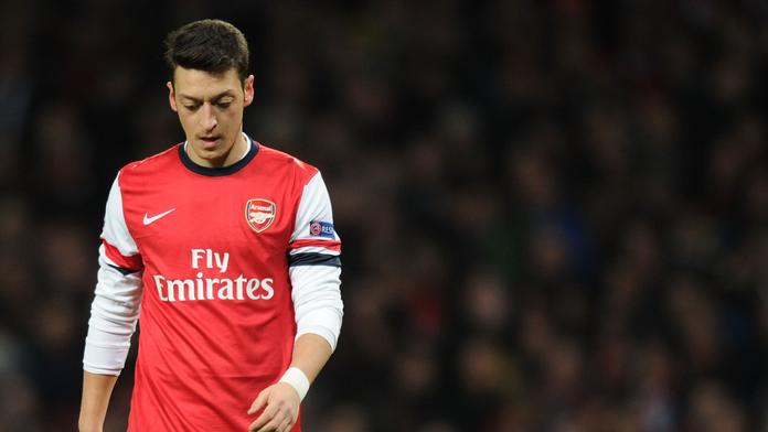 Özil má problém! Autem srazil fotografa, kouč ho poslal domů