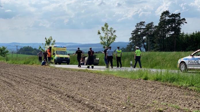 Muž spadl z traktoru, ten ho následně přejel. Na místě zemřel