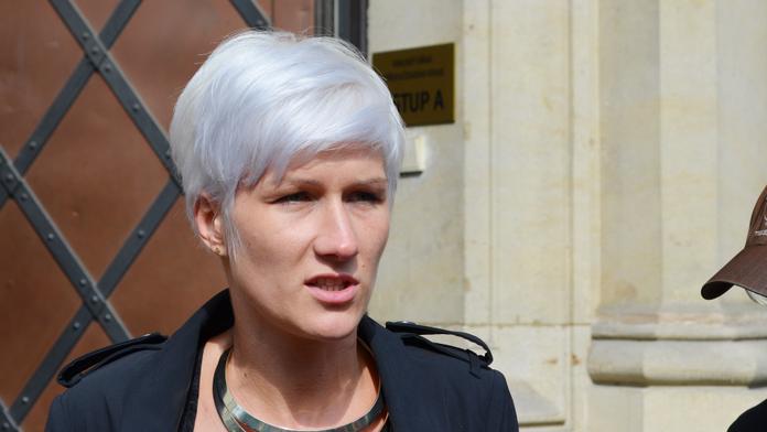Mám jít prodávat do obchodu? Ohradila se Rathova exmluvčí kvůli vstupu do politiky