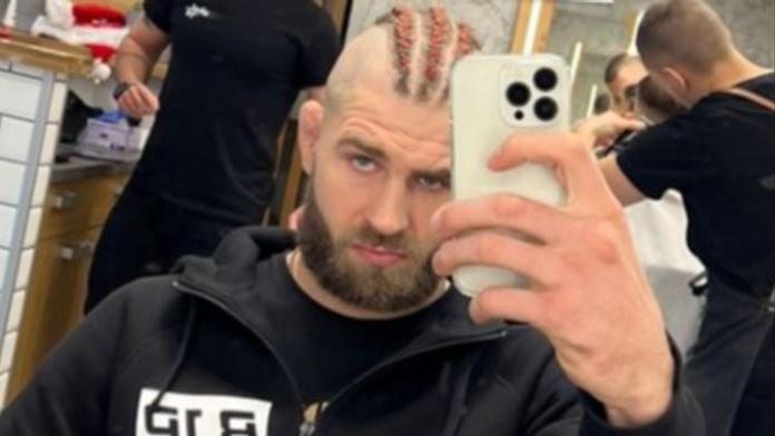 MMA zápasník Procházka má nový účes. Palmičku vystřídali hadi