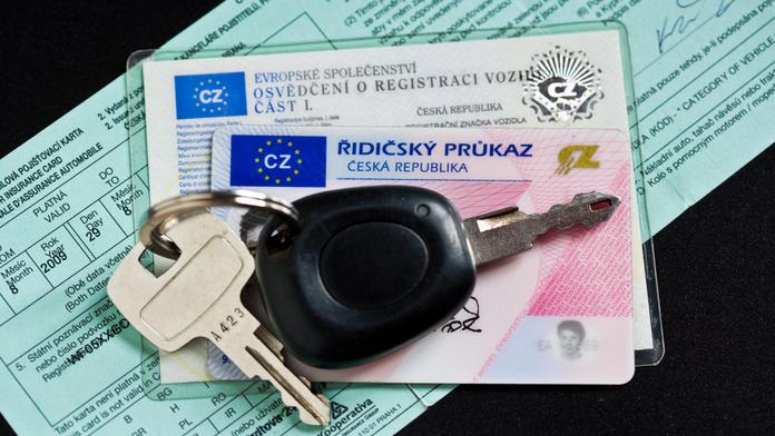 5 mýtů o POVINNÉM RUČENÍ. Co byste měli vědět před ZDRAŽENÍM