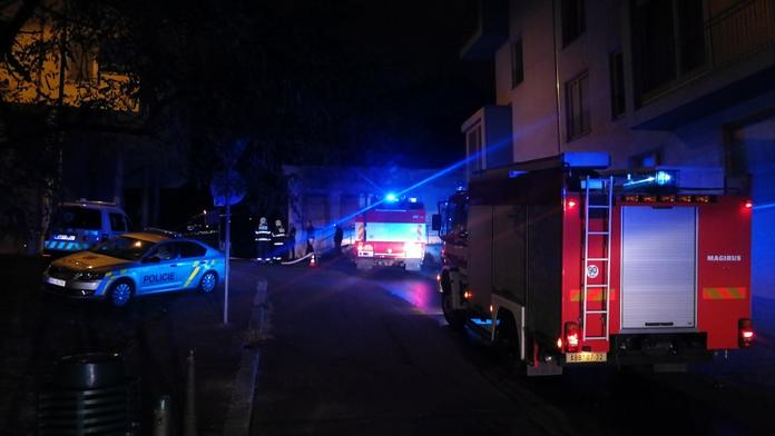 Bezdomovcům vyhořel kutloch, hasiči zachránili 5 lidí