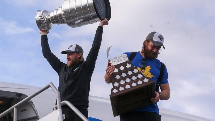 Stanley Cup dorazil do Tampy! Na letišti čekaly na hráče stovky fandů