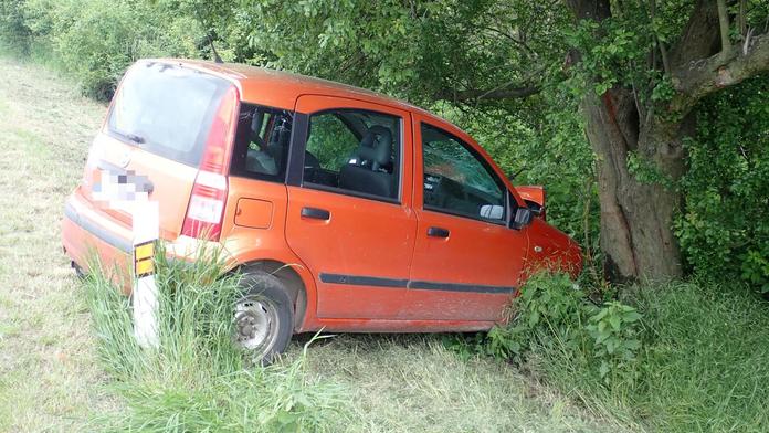 Na Kroměřížsku narazil osobák do stromu. Zranilo se pět lidí, včetně dětí