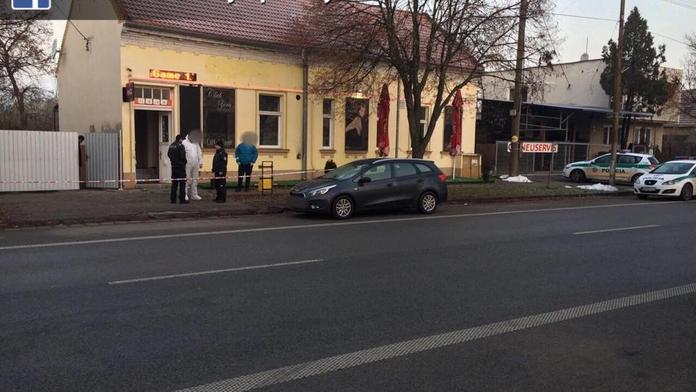 Masakr v baru! Muž vážně postřelil servírku, zabil jejího přítele i sebe