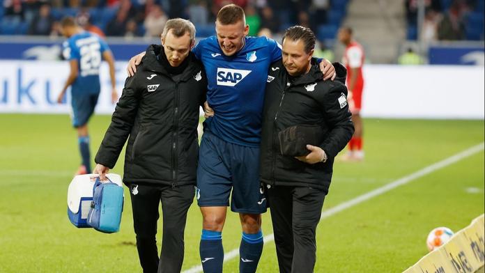 To je smůla. Obránce Kadeřábek je opět zraněný, tentokrát ho trápí stehno