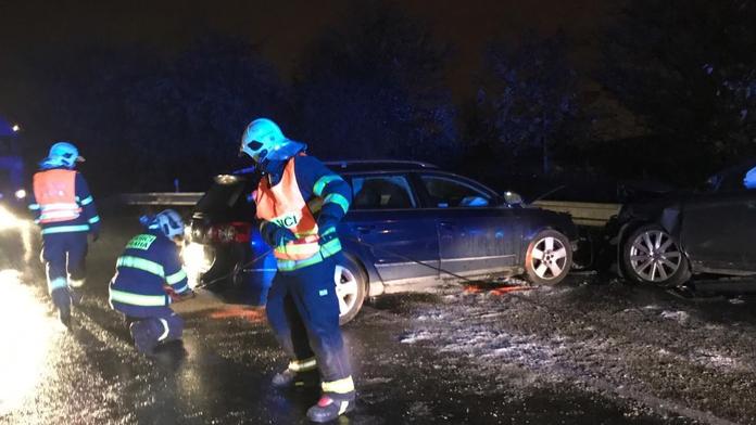 Auta v Praze se čelně srazila! Zranili se 4 lidé včetně 2 dětí