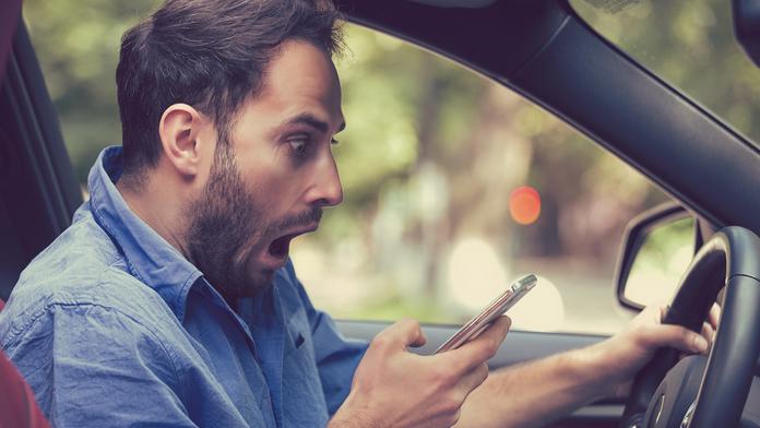 POÚRAZOVÁ PÉČE: K čemu používáme mobil za volantem? Průzkum přinesl šokující zjištění