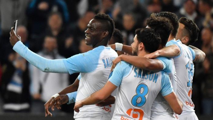 Podívejte se, jak dal Balotelli gól a pak oslavu vysílal na internetu!