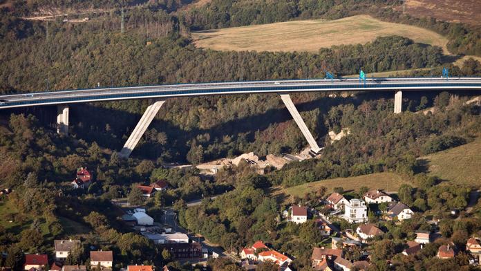 Bosá sebevražedkyně chtěla skočit z mostu. Kolemjdoucí jí to rozmluvil