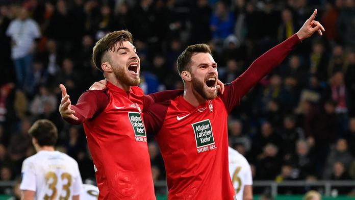 Tomu se říká oddanost! 17 tisíc fanoušků sledovalo zápas na stadionu v televizi