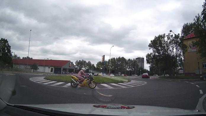 Strážníci v Havířově honili nahého motorkáře! Řidič Audi ho bránil