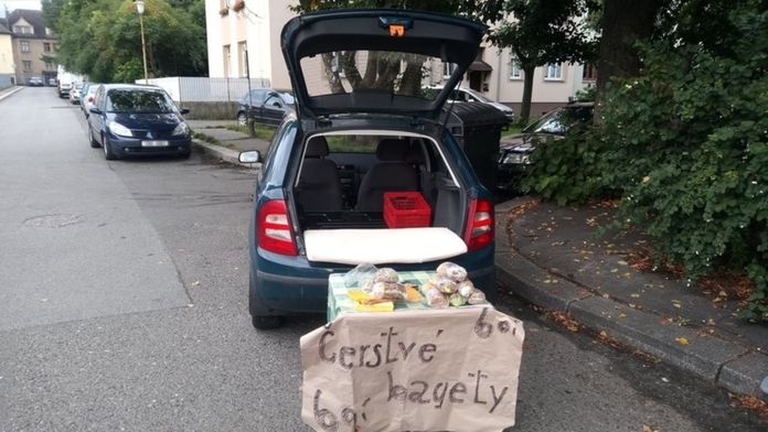 Muž na drogách prodával u školy bagety, neměl povolení ani řidičák