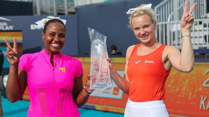 Tenistky Taylor Townsendová a Kateřina Siniaková slaví triumf ve čtyřhře v Miami
