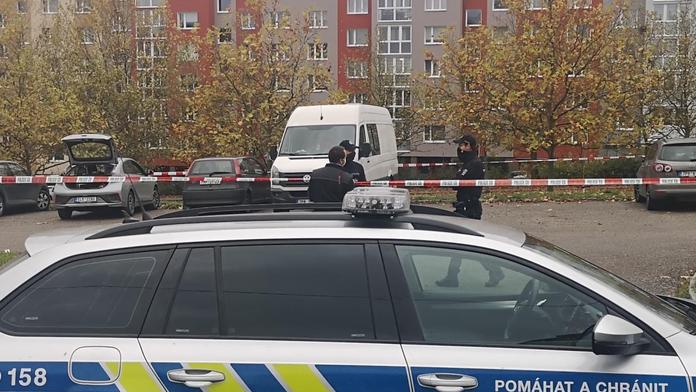 Obviněný ze střelby na policisty je ve vazbě, další se sám udal