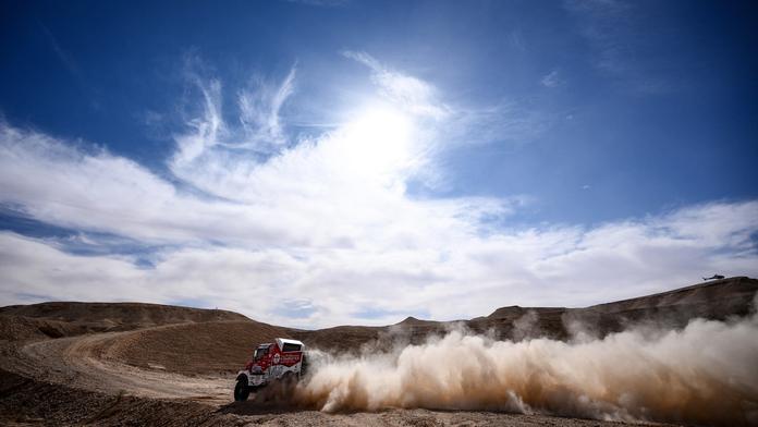 Naděje na stupně vítězů zhasly. Letošní Dakar pro Lopraise nejspíše skončil