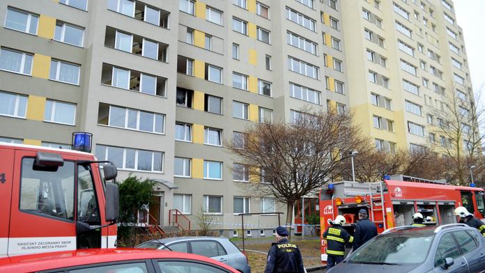 Hasiči sundavali opilého mladíka ze střechy