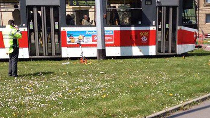 Turistka při focení vyšla na koleje, srazila ji projíždějící tramvaj