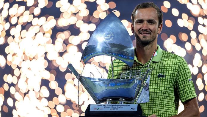 Daniil Medveděv s trofejí z turnaje v Dubaji
