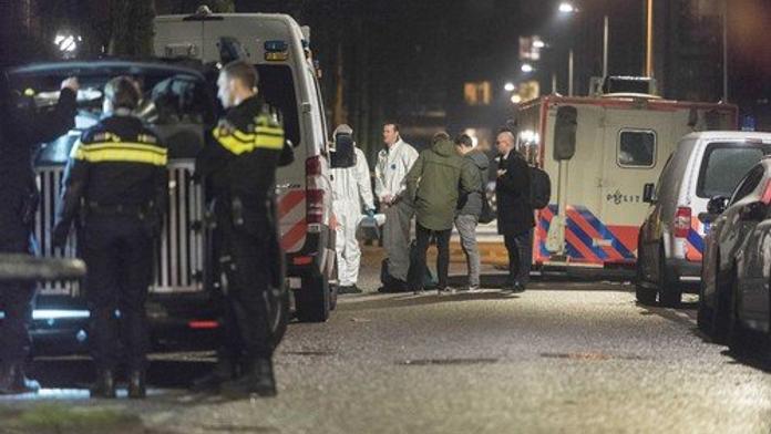 Střelci v Amsterdamu vraždili u dětského klubu. Zemřel mladík