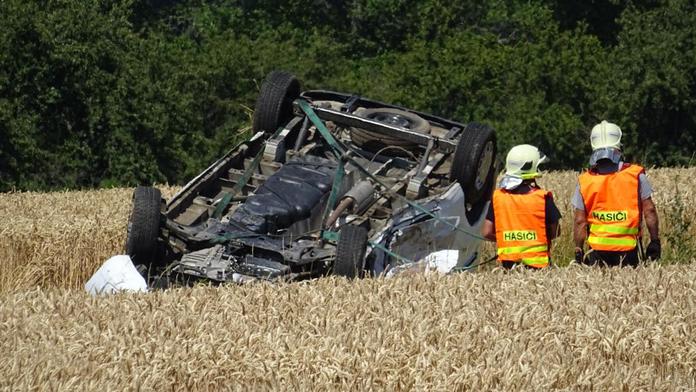 Tragická smrt u Benešova, osobní auto se srazilo s dvěma motorkami