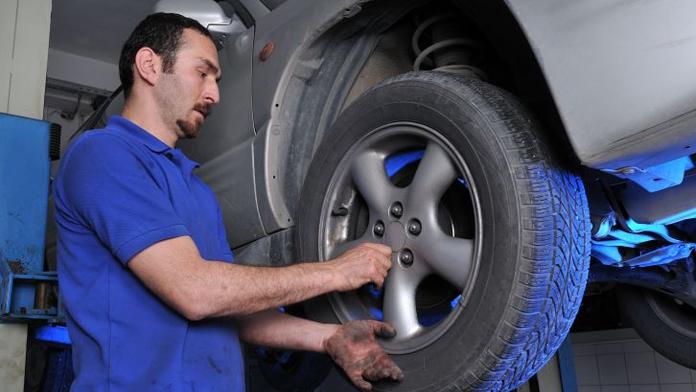 RADY PŘED ZIMOU: Jak správně vybrat nové pneumatiky a kola?