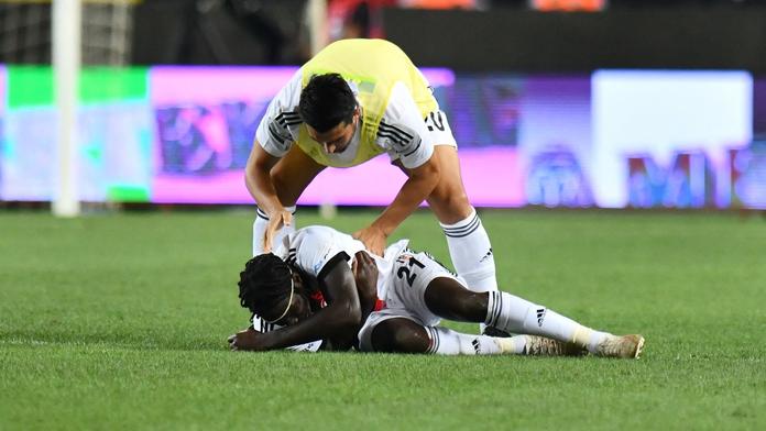 Hrůzný okamžik! Další fotbalista zkolaboval v průběhu zápasu