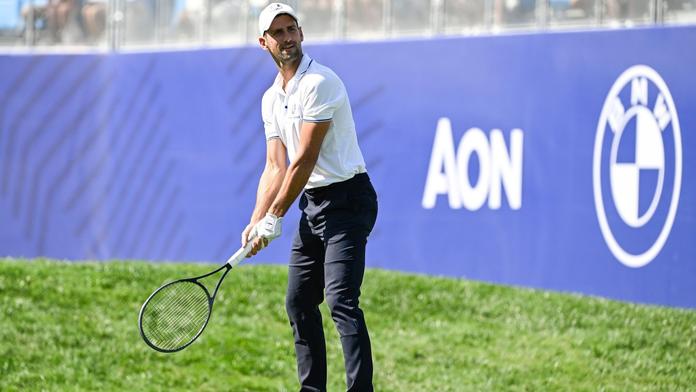 Novak Djokovič na golfu s tenisovou raketou