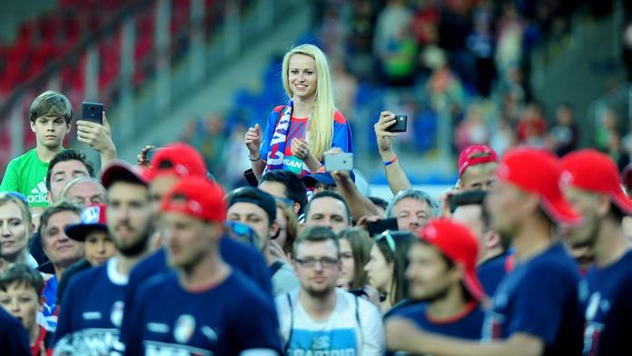 Láska v Plzni! Pomozte zamilované fanynce najít muže ze stadionu