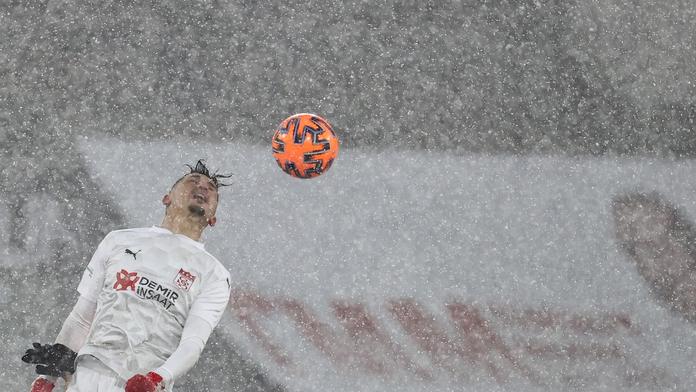 Fotbalový svět se směje, hráči nebyli ve sněhu absolutně vidět
