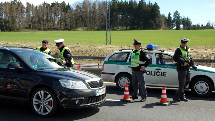 Řidič vypil LÁHEV VÍNA, kličkoval po cestě a PRCHAL před POLICISTY! MĚL 2,5 PROMILE!