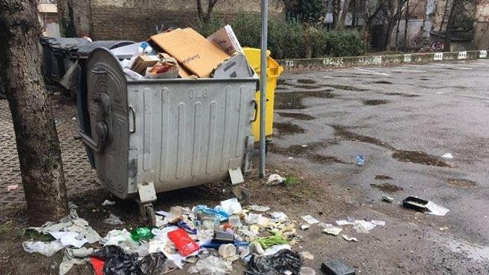 Popelářské auto v Bratislavě slisovalo muže, který byl v kontejneru. Zemřel