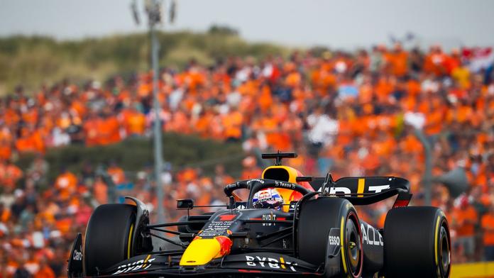 Verstappen triumfoval i v Nizozemsku, Hamilton přišel v závěru o stupně vítězů