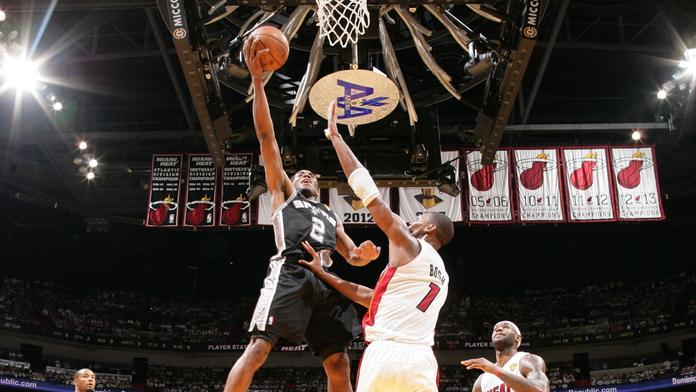 San Antonio ničí LeBronovy sny. Znovu dobylo Miami a doma může slavit