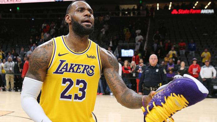 LeBron nechal vyniknout parťáky, nakonec ale slavil jubileum