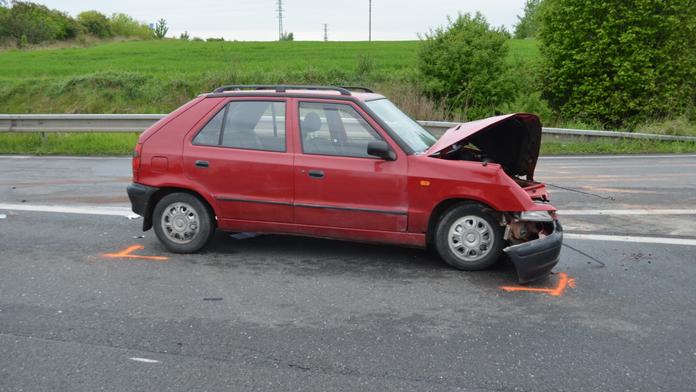 Děsivá nehoda na R6: Žena se v protisměru srazila s BMW! Prý se chtěla otočit