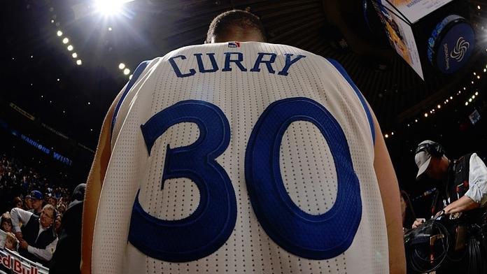 Šílenec Curry skóroval z poloviny hřiště! Nakonec dal 43 bodů