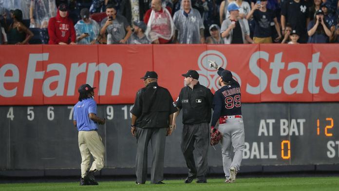Fanoušek v MLB vrhl míček po soupeři, dostal doživotní zákaz