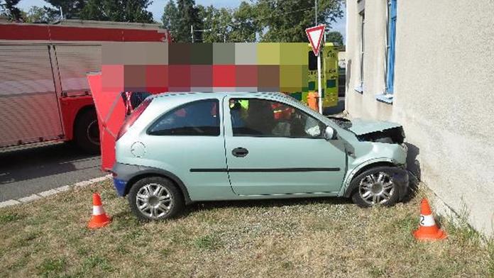 Tragická nehoda v Hradci Králové. Senior sjel ze silnice a narazil do domu
