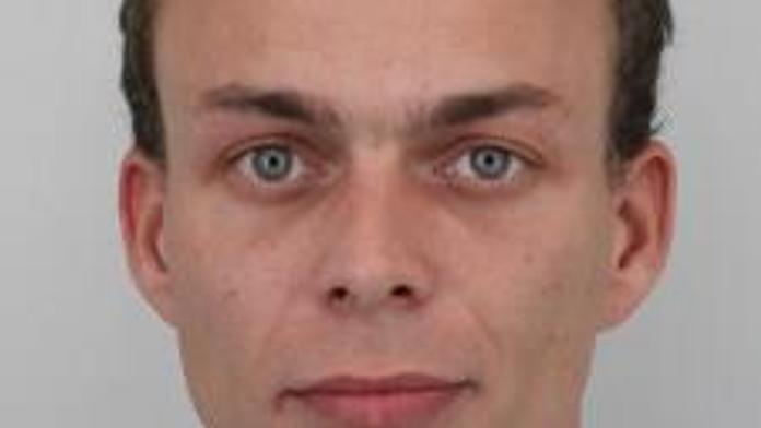 Podvodník si vymyslel smrt otce, aby si mohl půjčit auta! Hledá ho policie