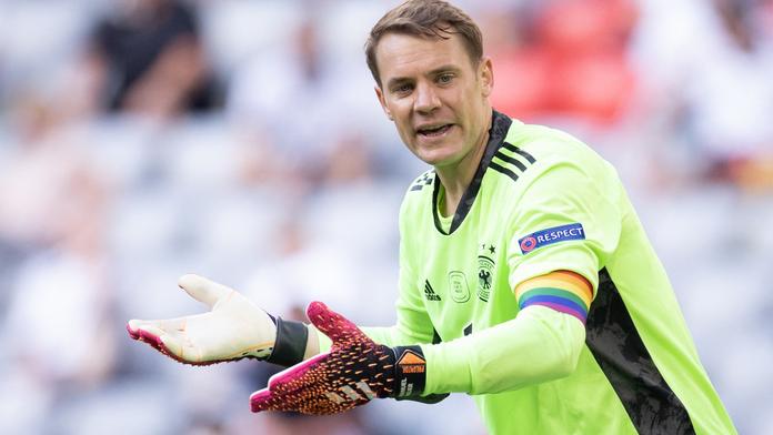 Neuer duhovou pásku nesundá. Němci chystají i další protest