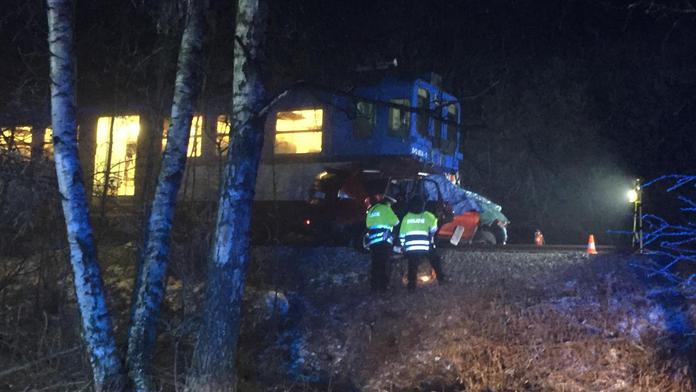Vlak smetl auto na přejezdu, tlačil ho stovky metrů! Zemřeli dva muži
