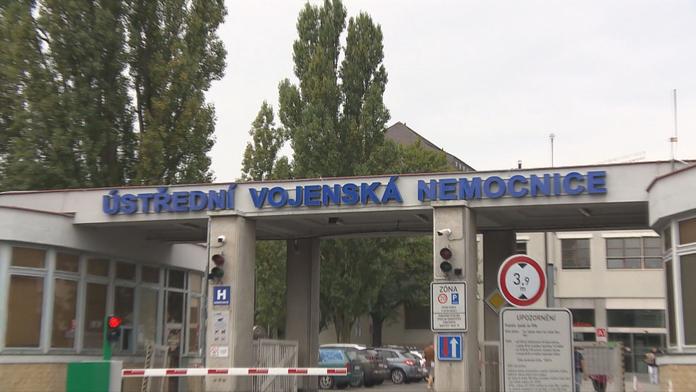 Policie propustila zadržené náměstky vojenské nemocnice. Nebyli obviněni