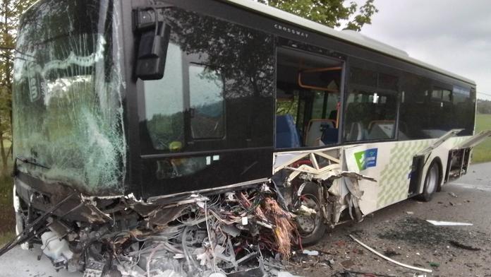 Na Jihlavsku se srazil autobus s náklaďákem. Na místo letěl vrtulník