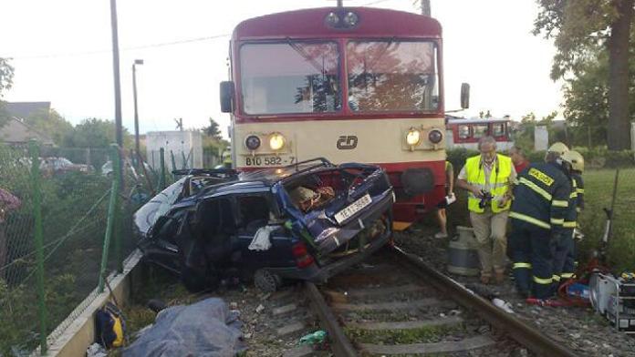 Vlak sešrotoval auto v Litovli