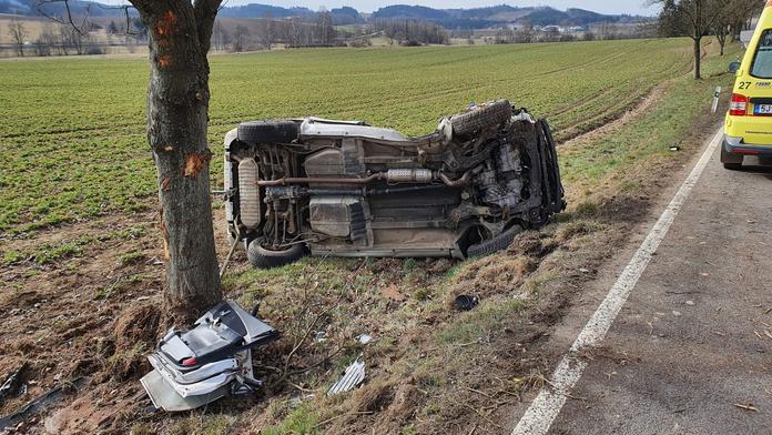 Řidič narazil se škodovkou do stromu. Záchranáři už mu nemohli pomoci