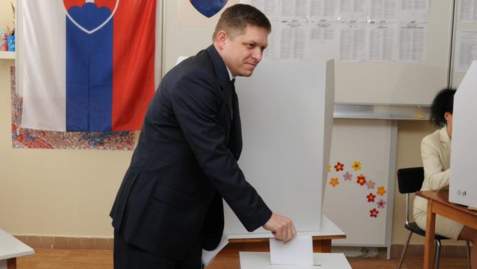 Slovenské volby: První odhady potvrzují jasné vítězství Fica a jeho Směru
